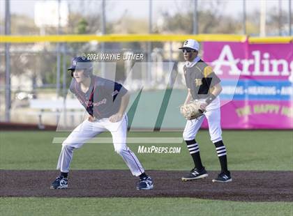 Thumbnail 3 in Bellevue vs St. Henry photogallery.