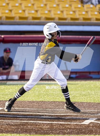 Thumbnail 2 in Bellevue vs St. Henry photogallery.