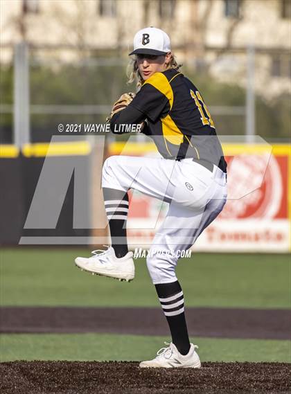 Thumbnail 1 in Bellevue vs St. Henry photogallery.