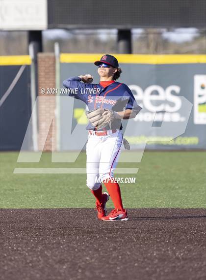 Thumbnail 3 in Bellevue vs St. Henry photogallery.