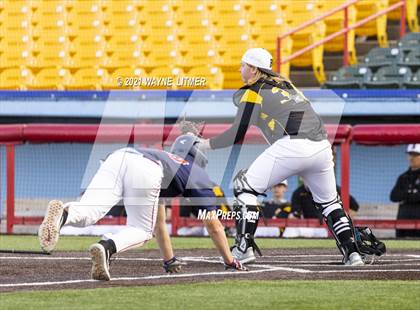 Thumbnail 1 in Bellevue vs St. Henry photogallery.