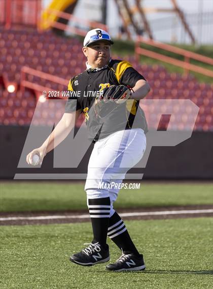 Thumbnail 1 in Bellevue vs St. Henry photogallery.