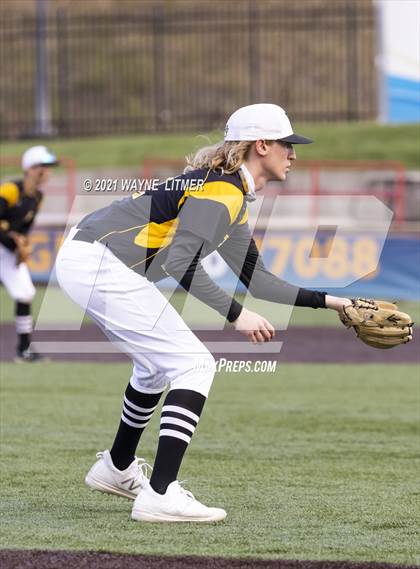 Thumbnail 1 in Bellevue vs St. Henry photogallery.