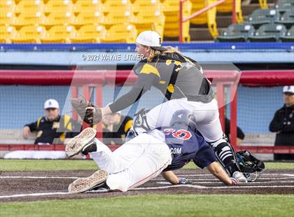 Thumbnail 3 in Bellevue vs St. Henry photogallery.
