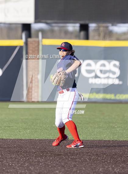 Thumbnail 1 in Bellevue vs St. Henry photogallery.