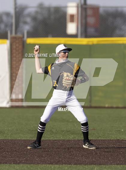 Thumbnail 3 in Bellevue vs St. Henry photogallery.