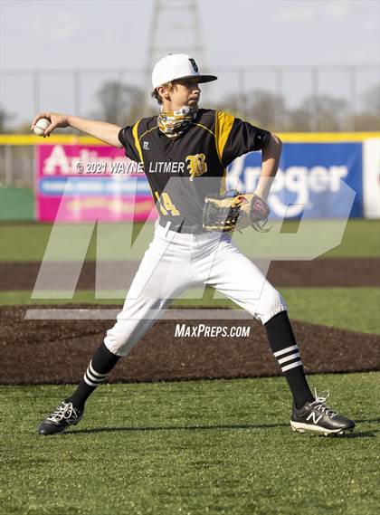 Thumbnail 1 in Bellevue vs St. Henry photogallery.