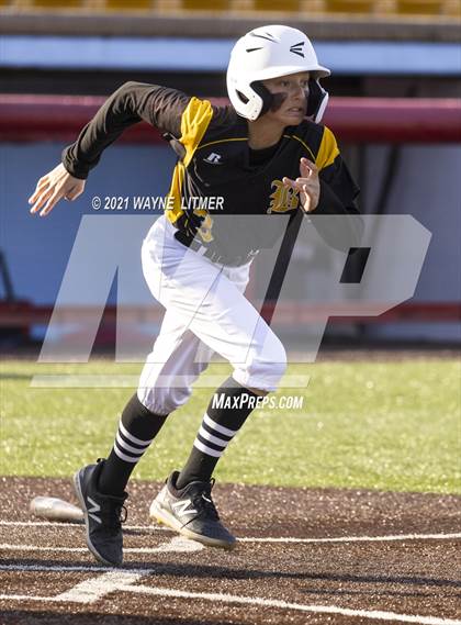 Thumbnail 3 in Bellevue vs St. Henry photogallery.