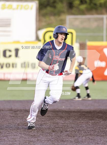 Thumbnail 1 in Bellevue vs St. Henry photogallery.