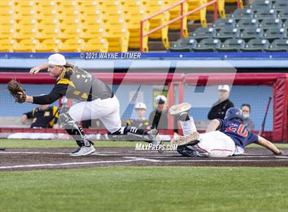 Thumbnail 2 in Bellevue vs St. Henry photogallery.