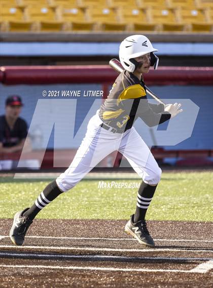 Thumbnail 1 in Bellevue vs St. Henry photogallery.