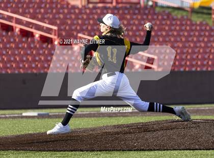 Thumbnail 3 in Bellevue vs St. Henry photogallery.