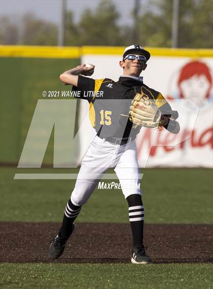 Thumbnail 3 in Bellevue vs St. Henry photogallery.