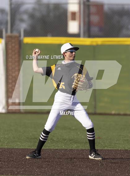 Thumbnail 2 in Bellevue vs St. Henry photogallery.