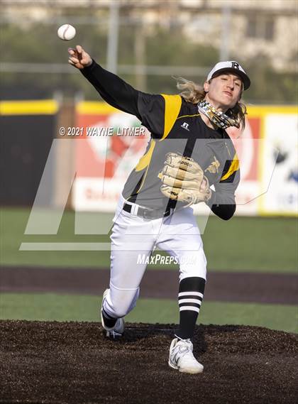 Thumbnail 1 in Bellevue vs St. Henry photogallery.