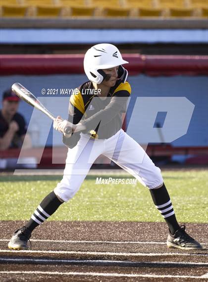 Thumbnail 3 in Bellevue vs St. Henry photogallery.