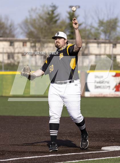 Thumbnail 2 in Bellevue vs St. Henry photogallery.