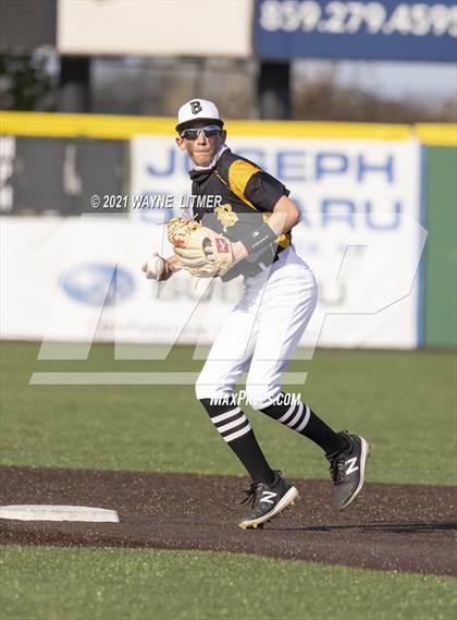 Thumbnail 3 in Bellevue vs St. Henry photogallery.