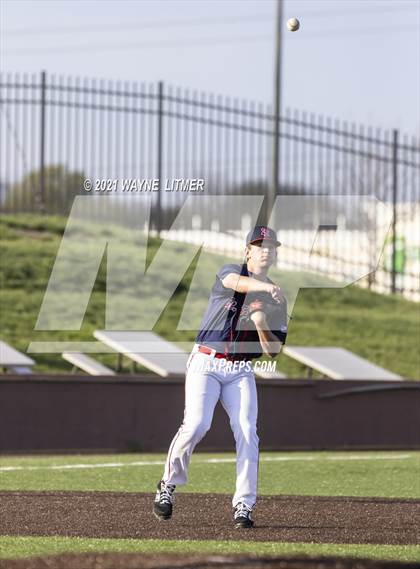 Thumbnail 2 in Bellevue vs St. Henry photogallery.
