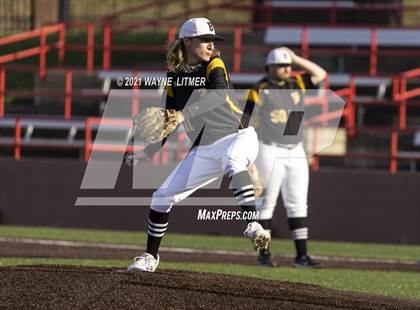 Thumbnail 1 in Bellevue vs St. Henry photogallery.