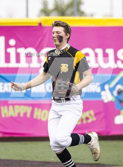 Thumbnail 1 in Bellevue vs St. Henry photogallery.