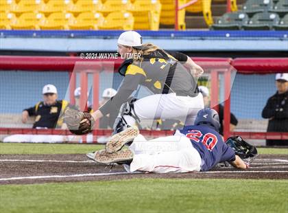 Thumbnail 1 in Bellevue vs St. Henry photogallery.