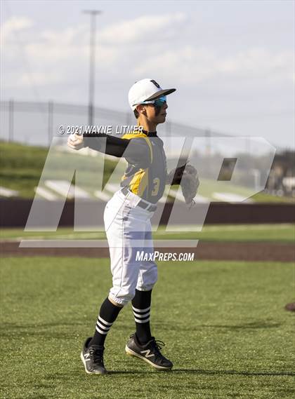 Thumbnail 2 in Bellevue vs St. Henry photogallery.