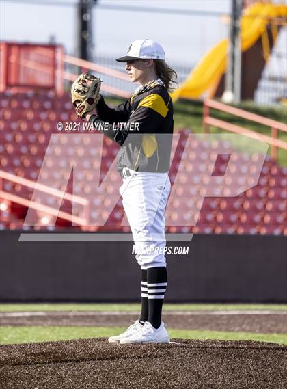 Thumbnail 1 in Bellevue vs St. Henry photogallery.