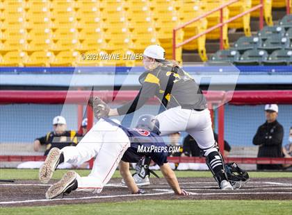 Thumbnail 2 in Bellevue vs St. Henry photogallery.
