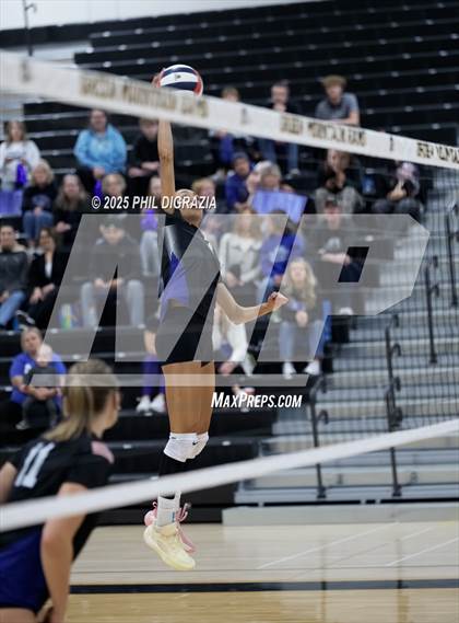 Thumbnail 3 in Longmont vs Green Mountain (CHSAA 4A Regional) photogallery.