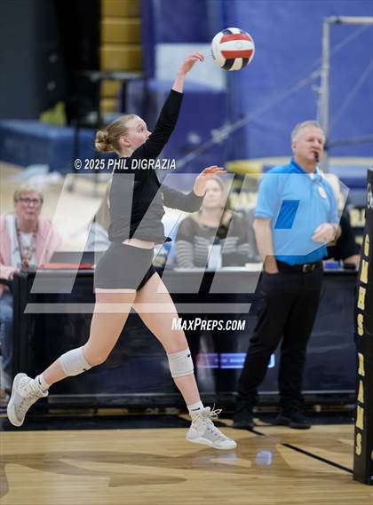 Thumbnail 3 in Longmont vs Green Mountain (CHSAA 4A Regional) photogallery.