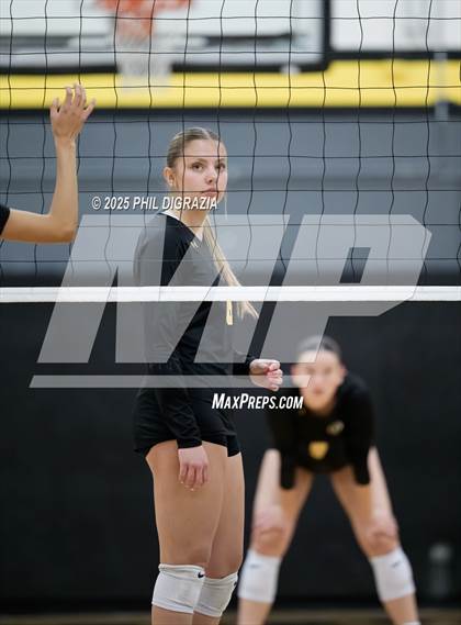 Thumbnail 3 in Longmont vs Green Mountain (CHSAA 4A Regional) photogallery.