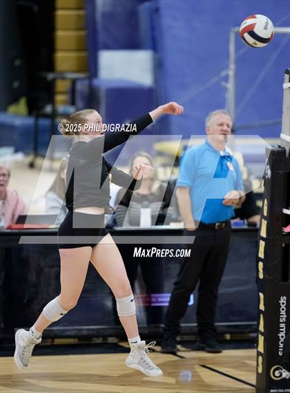 Thumbnail 1 in Longmont vs Green Mountain (CHSAA 4A Regional) photogallery.