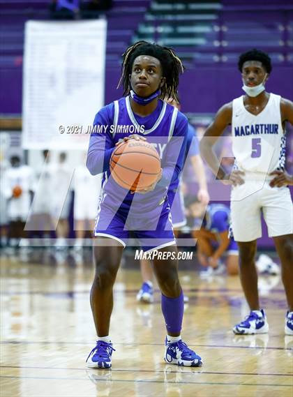 Thumbnail 1 in Quincy vs. MacArthur (Prairie Farms Holiday Classic) photogallery.