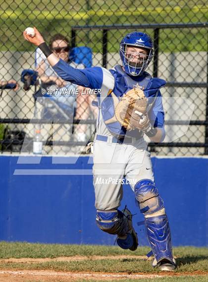 Thumbnail 3 in Newport Central Catholic vs Highlands photogallery.