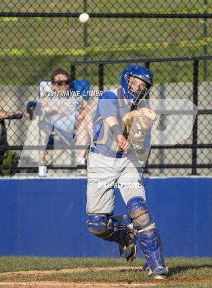Thumbnail 1 in Newport Central Catholic vs Highlands photogallery.