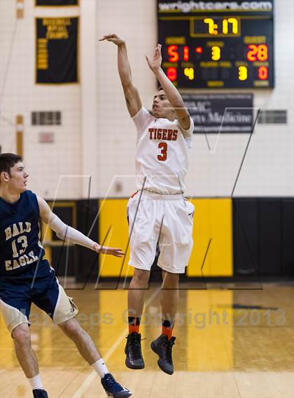 Thumbnail 2 in Beaver Falls vs. Bald Eagle Area (PIAA Class AA Playoff - Round 1) photogallery.