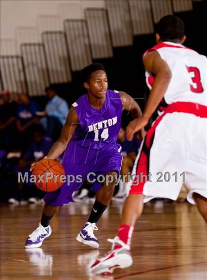 Thumbnail 2 in Horn [Dr. John] vs Denton (CFB Invitational) photogallery.