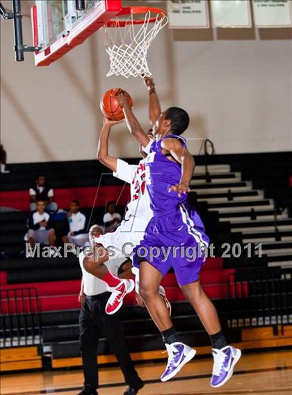 Thumbnail 3 in Horn [Dr. John] vs Denton (CFB Invitational) photogallery.