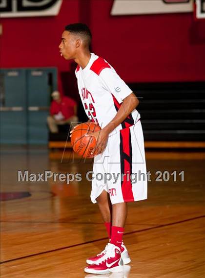 Thumbnail 1 in Horn [Dr. John] vs Denton (CFB Invitational) photogallery.
