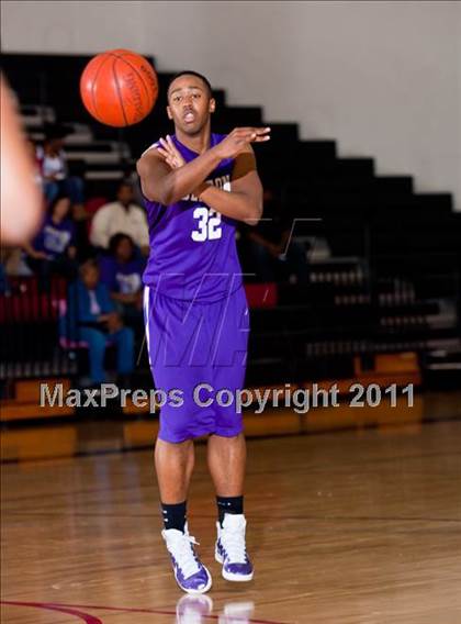 Thumbnail 1 in Horn [Dr. John] vs Denton (CFB Invitational) photogallery.