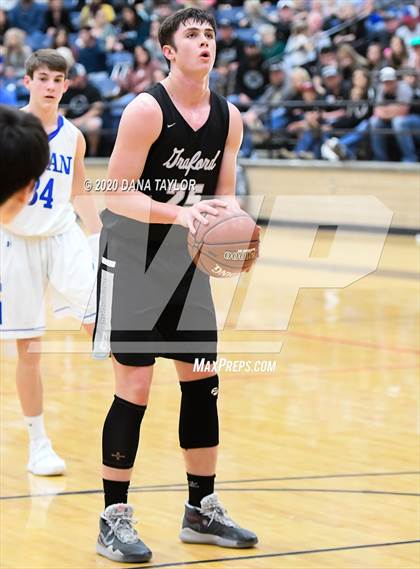 Thumbnail 2 in Graford vs. Lipan (UIL 1A Regional Semifinal) photogallery.