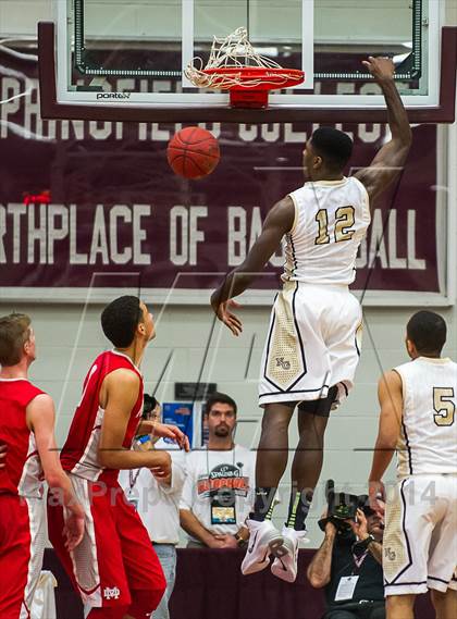 Thumbnail 2 in Mater Dei vs. Neumann-Goretti (Spalding Hoophall Classic) photogallery.