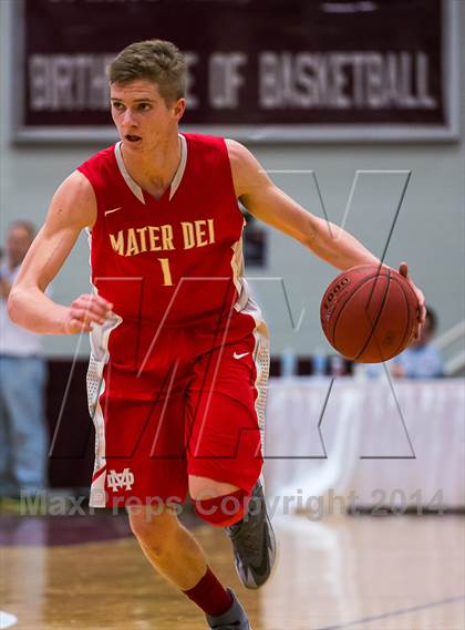 Thumbnail 2 in Mater Dei vs. Neumann-Goretti (Spalding Hoophall Classic) photogallery.
