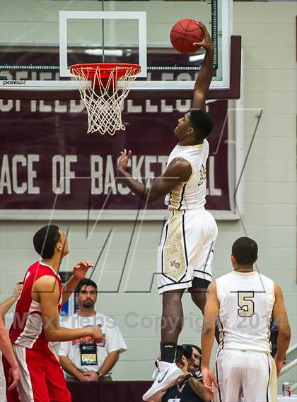 Thumbnail 3 in Mater Dei vs. Neumann-Goretti (Spalding Hoophall Classic) photogallery.
