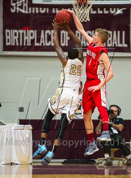 Thumbnail 1 in Mater Dei vs. Neumann-Goretti (Spalding Hoophall Classic) photogallery.