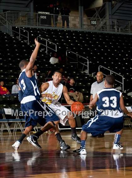 Thumbnail 2 in Bishop Dunne @ Wilmer-Hutchins (DJH5 Holiday Showcase) photogallery.