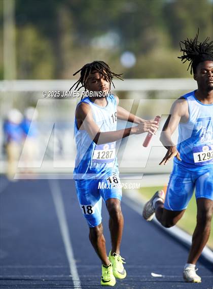 Thumbnail 2 in Bob Hayes Invitational (4x1600) photogallery.