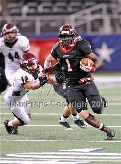 Thumbnail 2 in Liberty vs. Bastrop (4A Division 2 Region 2 Semifinals) photogallery.