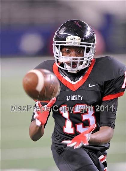 Thumbnail 2 in Liberty vs. Bastrop (4A Division 2 Region 2 Semifinals) photogallery.